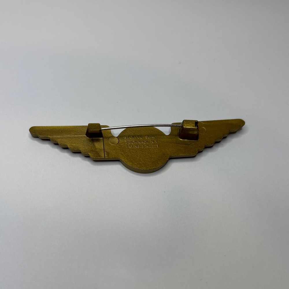 Vintage Delta Airlines Gold Wing Pin - Picture 2 of 3